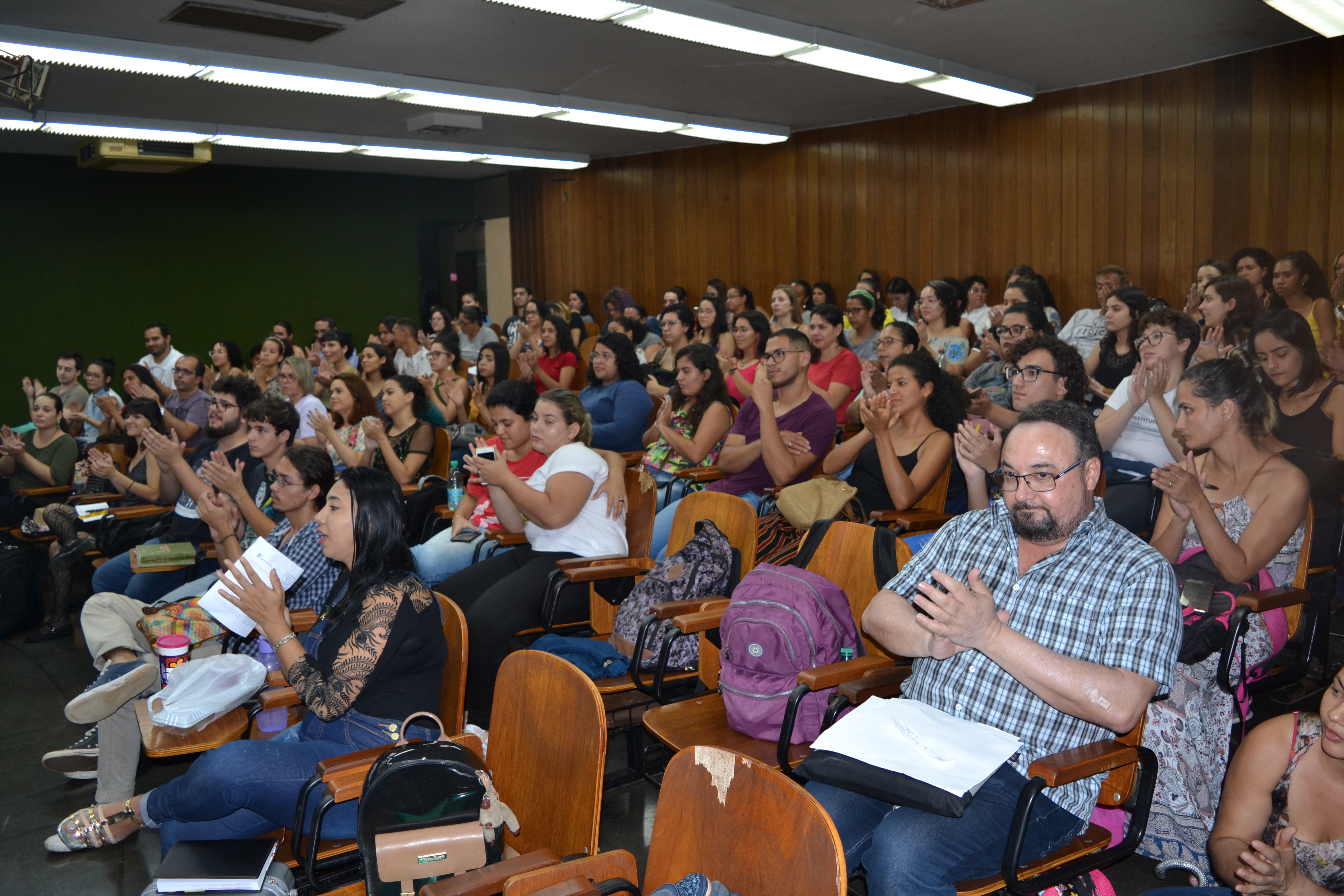 Alunos ocupam auditório Demartin Bizerra para conferir a abertura do evento